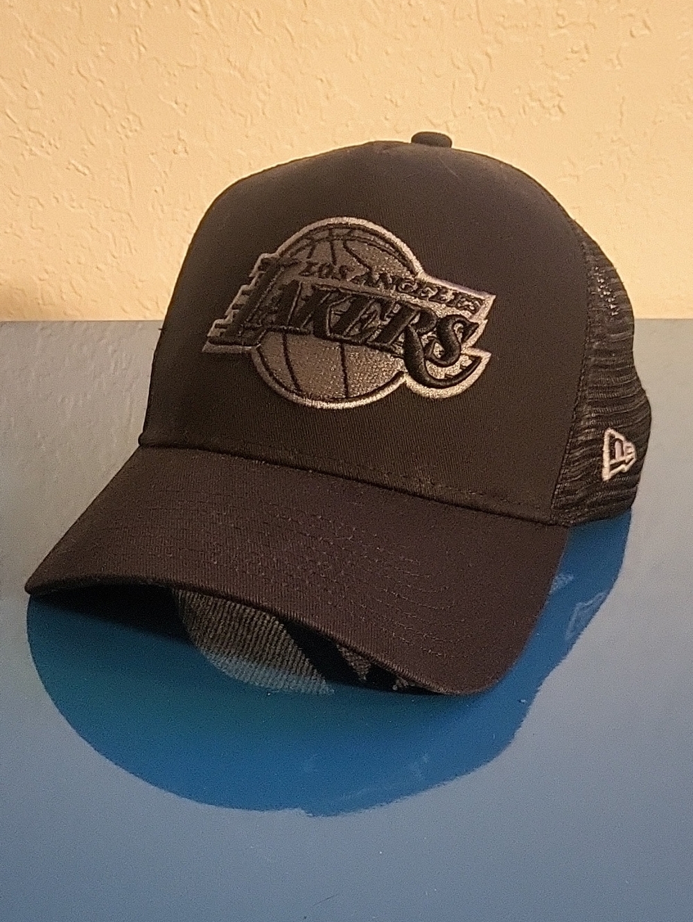New Era Black Los Angeles Lakers Mesh Trucker Hat
